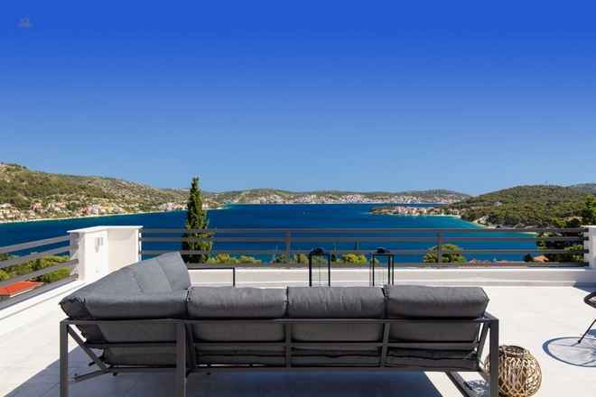 Modernes Haus mit Panorama-Meerblick