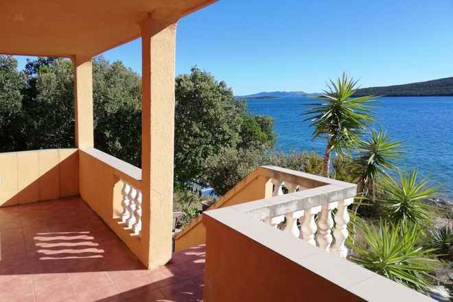 Haus auf kleiner Insel bei Zadar direkt am Meer