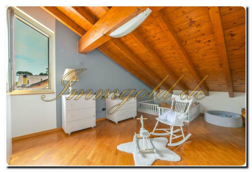 Thumbnail von Immogold Lago Maggiore, attraktive Maisonette in moderner Wohnanlage mit beeindruckendem Seeblick und exklusivem Gemeinschaftspool – ideal für alle, die Komfort, Ruhe und Lebensqualität schätzen.