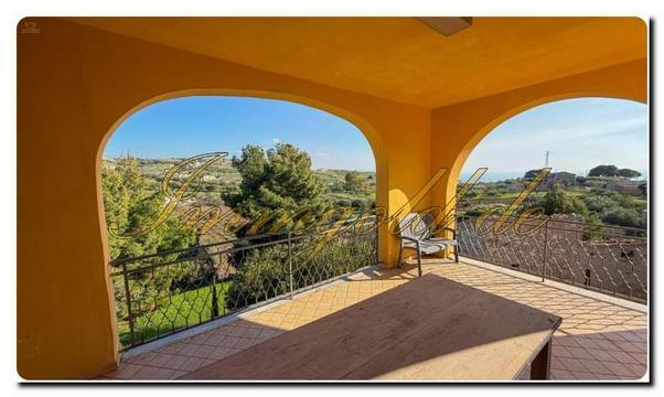 Immogold Süd- Sizilien großzügige Landvilla auf Sizilien mit sechs Schlafzimmern, zwei Wohneinheiten und Olivenhain in der Nähe vom Tal der Tempel und der Scala dei Turchi.