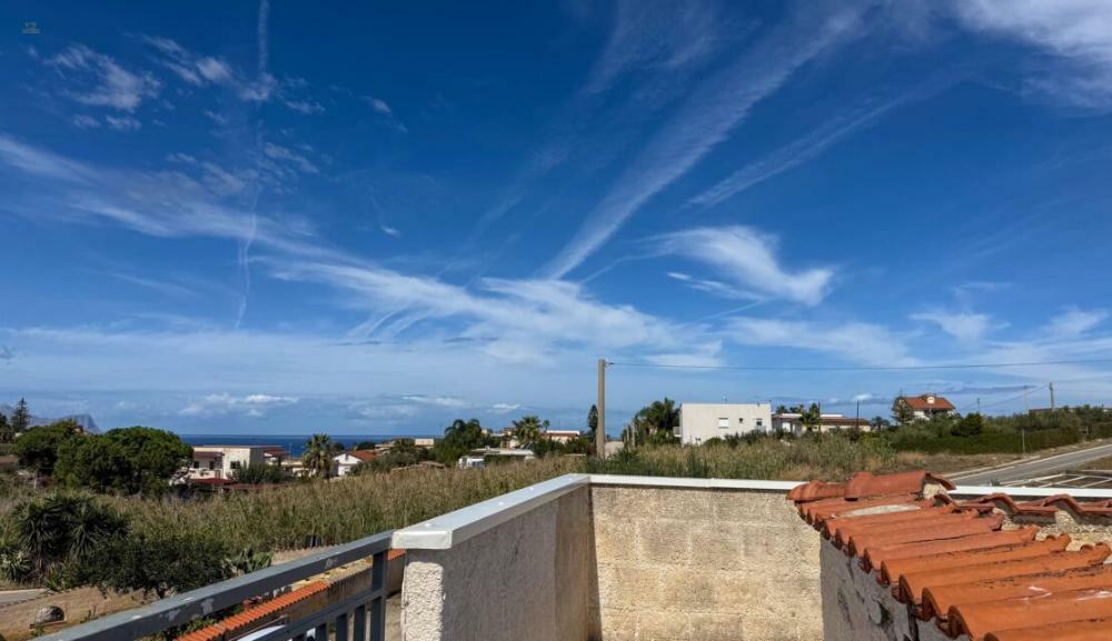 Thumbnail von Aparte Villa nur dreißig Kilometer von der Hauptstadt Palermo, zwei Schlafzimmer, Meerblick, Potenzial einer Traum-Dachterrasse und prima Verkehrsanbindung