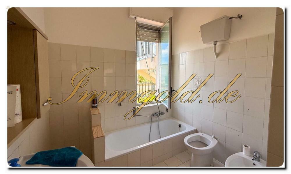 Thumbnail von Aparte Villa nur dreißig Kilometer von der Hauptstadt Palermo, zwei Schlafzimmer, Meerblick, Potenzial einer Traum-Dachterrasse und prima Verkehrsanbindung