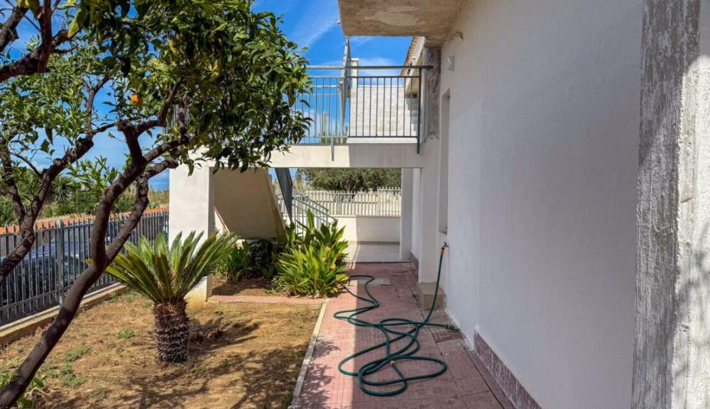 Thumbnail von Aparte Villa nur dreißig Kilometer von der Hauptstadt Palermo, zwei Schlafzimmer, Meerblick, Potenzial einer Traum-Dachterrasse und prima Verkehrsanbindung