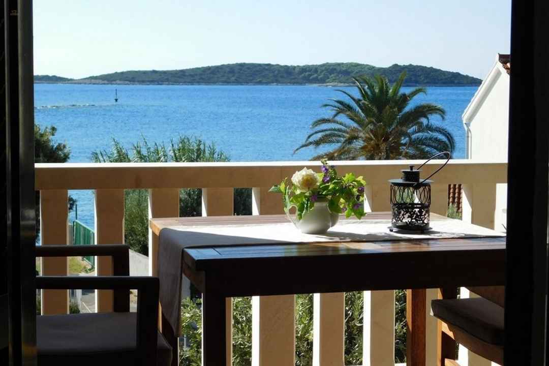 Apartmenthaus mit vier Wohnungen nahe dem Meer