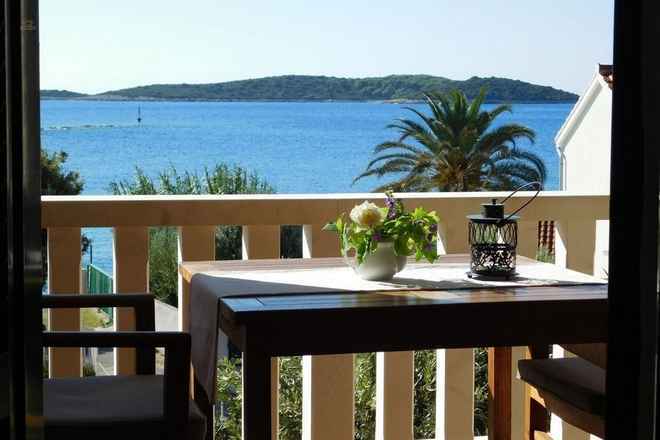 Apartmenthaus mit vier Wohnungen nahe dem Meer