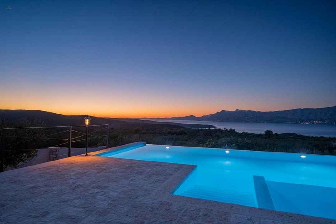 Mediterranes Anwesen mit Steinhaus, Swimmingpool und großem Grundstück