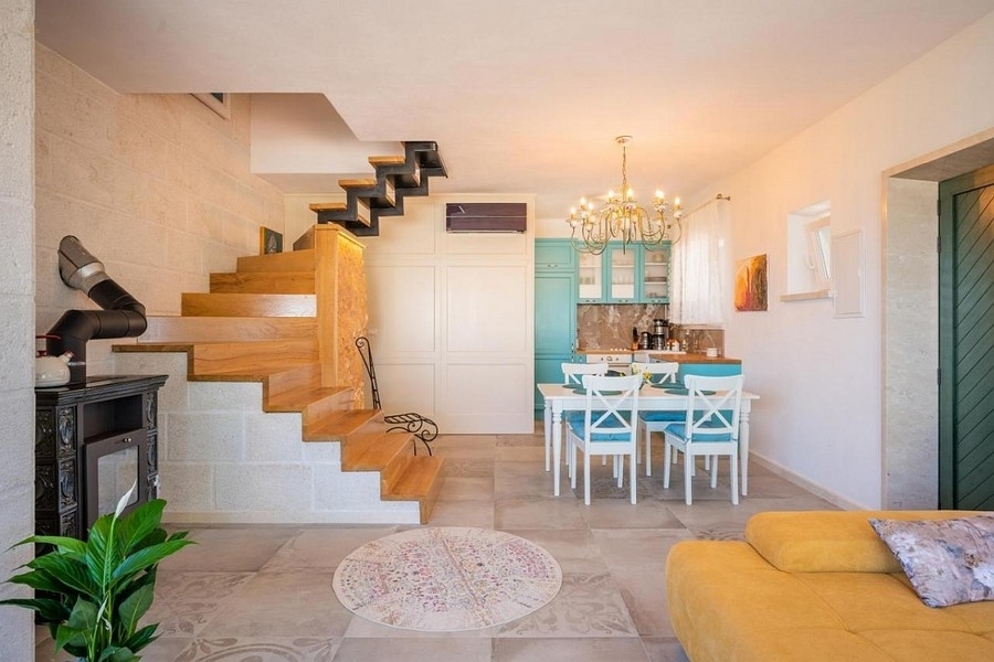 Thumbnail von Mediterranes Anwesen mit Steinhaus, Swimmingpool und großem Grundstück