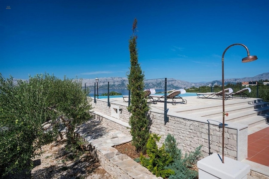 Thumbnail von Mediterranes Anwesen mit Steinhaus, Swimmingpool und großem Grundstück