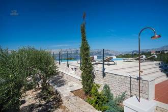 Thumbnail von Mediterranes Anwesen mit Steinhaus, Swimmingpool und großem Grundstück