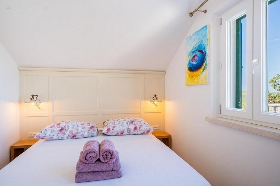 Thumbnail von Mediterranes Anwesen mit Steinhaus, Swimmingpool und großem Grundstück