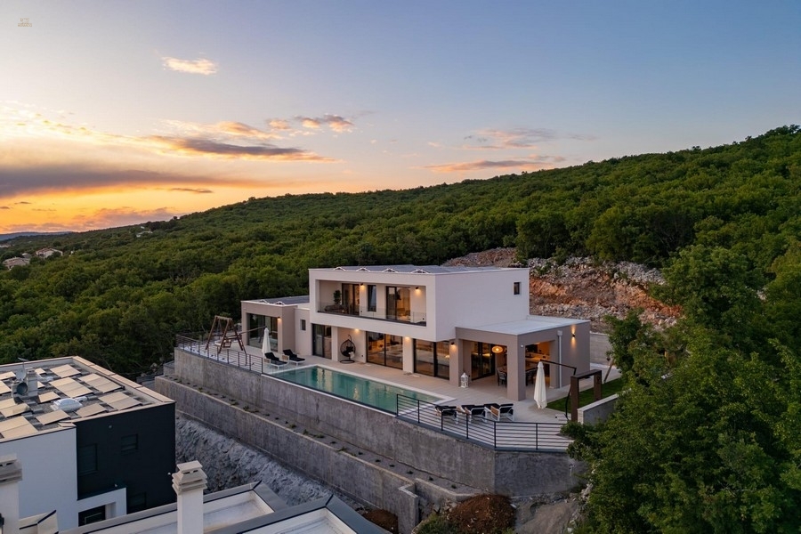 Moderne Luxusvilla mit Swimmingpool und Panorama-Meerblick
