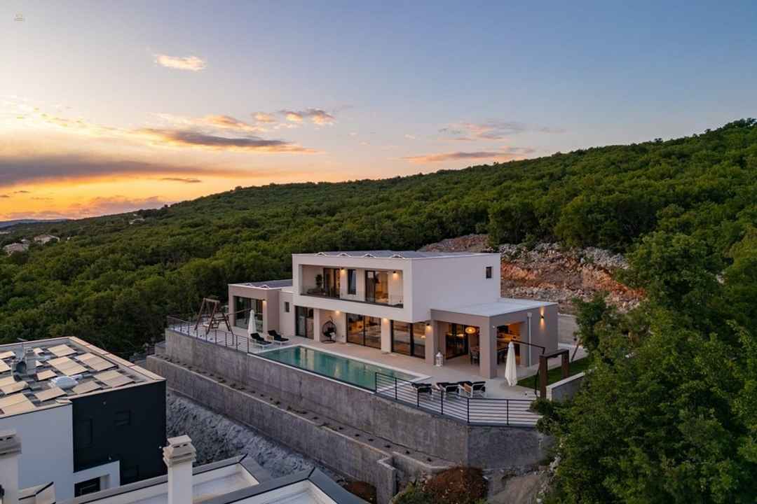 Moderne Luxusvilla mit Swimmingpool und Panorama-Meerblick