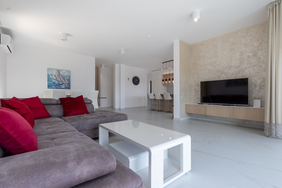 Thumbnail von Moderne Villa mit Pool und Blick auf das Meer