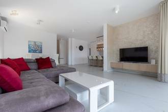 Thumbnail von Moderne Villa mit Pool und Blick auf das Meer