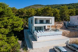 Thumbnail von Moderne Villa mit Pool und Blick auf das Meer