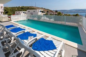 Thumbnail von Moderne Villa mit Pool und Blick auf das Meer