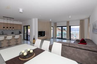 Thumbnail von Moderne Villa mit Pool und Blick auf das Meer