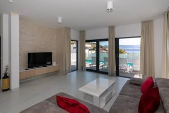 Thumbnail von Moderne Villa mit Pool und Blick auf das Meer