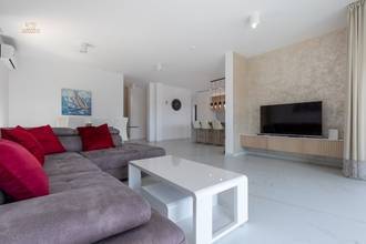 Thumbnail von Moderne Villa mit Pool und Blick auf das Meer