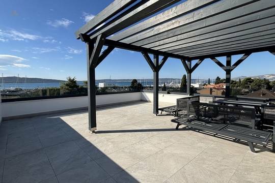 Penthouse mit Dachterrasse und Meerblick