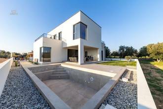 Thumbnail von Moderne Neubau-Villa mit Swimmingpool
