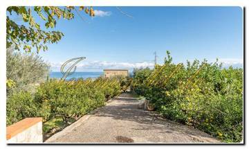 Thumbnail von Casa noble en Sicilia con un gran terreno, dos parcelas y una vista impresionante al mar