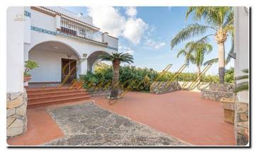 Thumbnail von Casa noble en Sicilia con un gran terreno, dos parcelas y una vista impresionante al mar