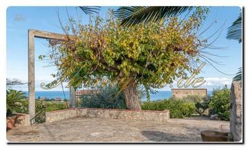 Thumbnail von Casa noble en Sicilia con un gran terreno, dos parcelas y una vista impresionante al mar