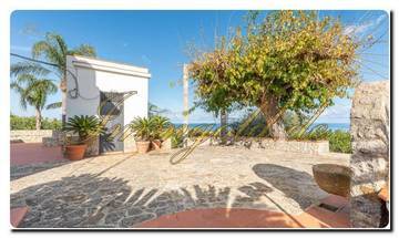 Thumbnail von Casa noble en Sicilia con un gran terreno, dos parcelas y una vista impresionante al mar