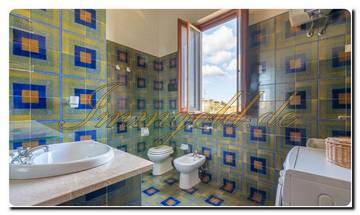 Thumbnail von Casa noble en Sicilia con un gran terreno, dos parcelas y una vista impresionante al mar