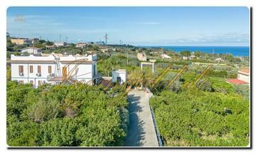Thumbnail von Casa noble en Sicilia con un gran terreno, dos parcelas y una vista impresionante al mar