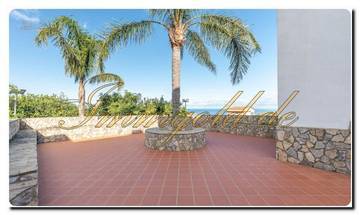 Thumbnail von Casa noble en Sicilia con un gran terreno, dos parcelas y una vista impresionante al mar