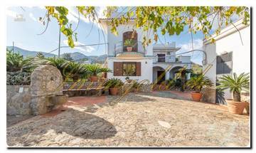 Thumbnail von Casa noble en Sicilia con un gran terreno, dos parcelas y una vista impresionante al mar