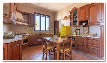 Thumbnail von Casa noble en Sicilia con un gran terreno, dos parcelas y una vista impresionante al mar