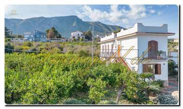 Thumbnail von Casa noble en Sicilia con un gran terreno, dos parcelas y una vista impresionante al mar