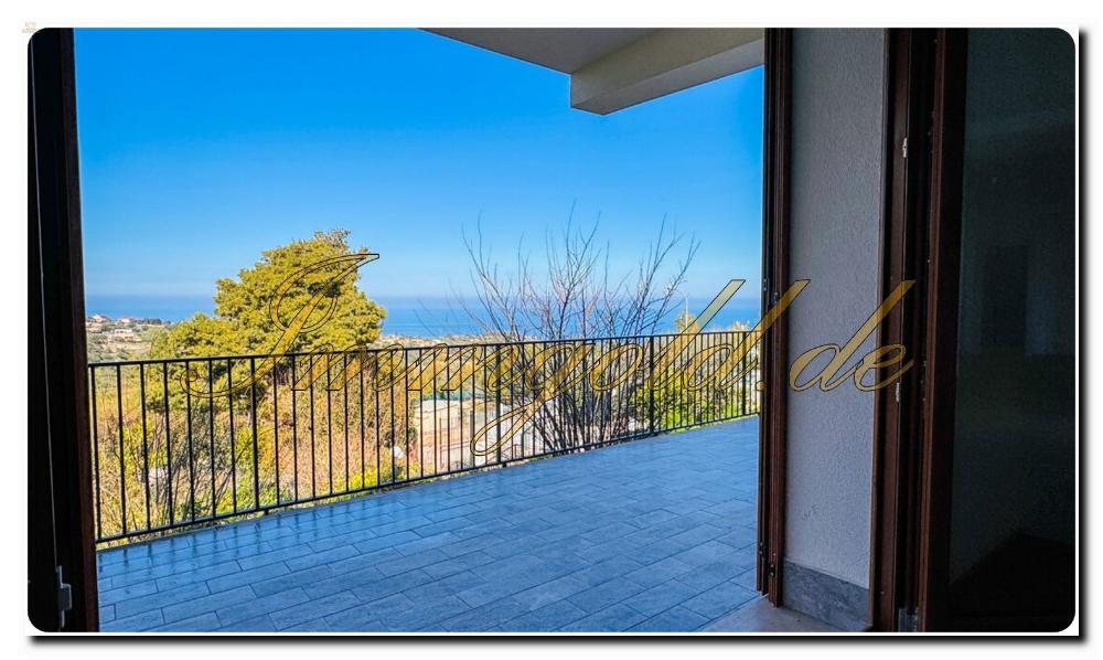 Nowoczesny, elegancki bliźniak z panoramicznym widokiem na morze, tarasem i możliwością dodania basenu.