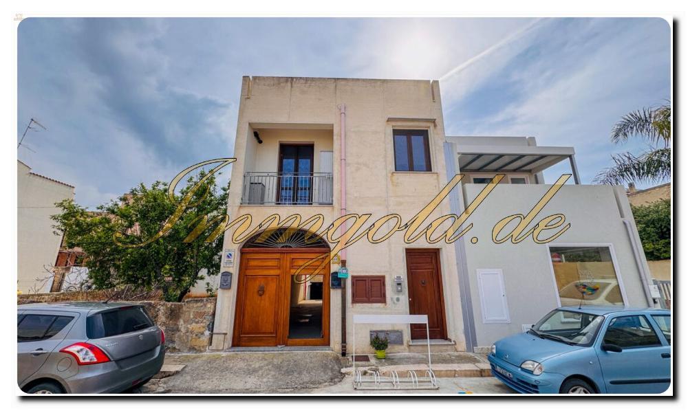 Północny/Zachodni Sycylii, super odnowione mieszkanie z ogromnym tarasem na dachu, czterema sypialniami i własnymi łazienkami