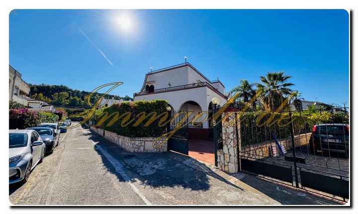Immogold Sizilien beeindruckendes, großes Doppelhaus ganz nahe am Meer mit sechs Schlafzimmern, Dachterrasse und mediterranen Gärten