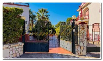 Thumbnail von Immogold Sizilien beeindruckendes, großes Doppelhaus ganz nahe am Meer mit sechs Schlafzimmern, Dachterrasse und mediterranen Gärten