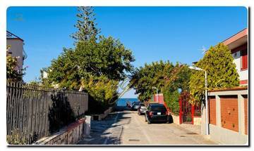 Thumbnail von Immogold Sizilien beeindruckendes, großes Doppelhaus ganz nahe am Meer mit sechs Schlafzimmern, Dachterrasse und mediterranen Gärten