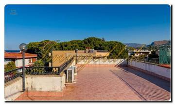 Thumbnail von Immogold Sizilien beeindruckendes, großes Doppelhaus ganz nahe am Meer mit sechs Schlafzimmern, Dachterrasse und mediterranen Gärten