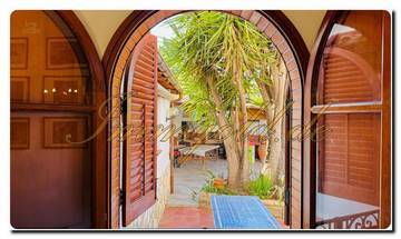 Thumbnail von Immogold Sizilien beeindruckendes, großes Doppelhaus ganz nahe am Meer mit sechs Schlafzimmern, Dachterrasse und mediterranen Gärten