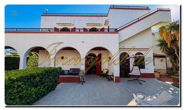 Thumbnail von Immogold Sizilien beeindruckendes, großes Doppelhaus ganz nahe am Meer mit sechs Schlafzimmern, Dachterrasse und mediterranen Gärten