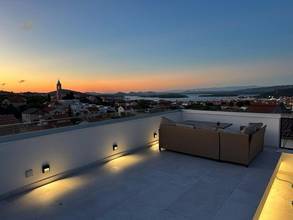 Möbliertes Steinhaus mit Dachterrasse und Meerblick