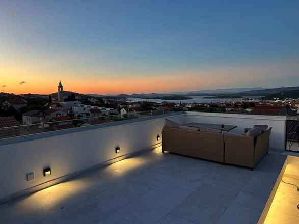 Möbliertes Steinhaus mit Dachterrasse und Meerblick