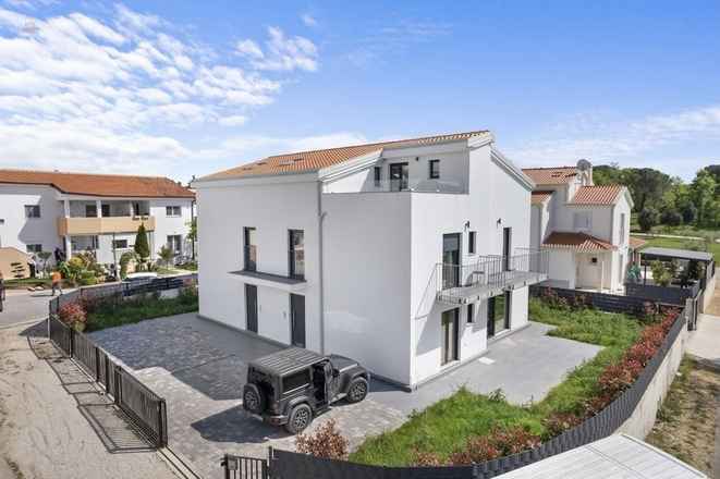 Moderne Doppelhaushälfte mit Garten, Region Porec