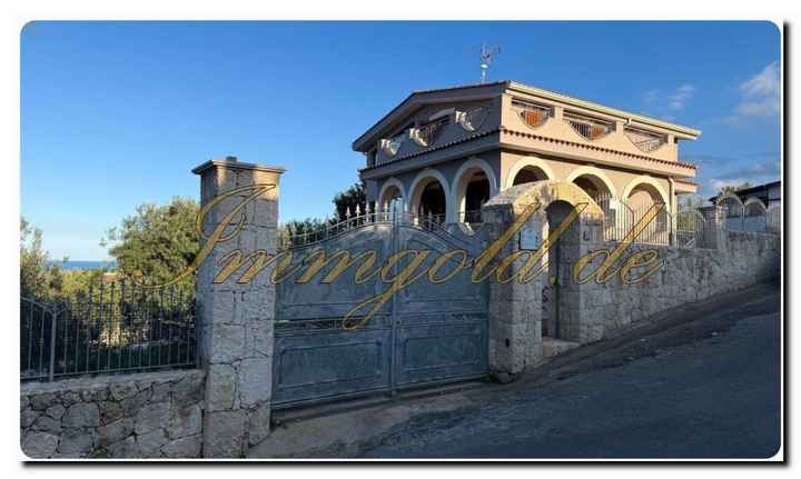 Immogold viel Platz bietende, unverkennbare Villa in exzellenter Lage mit tollem Meerblick und vier Schlafzimmern gelegen an der ionischen Küste zwischen Catania und Syrakru