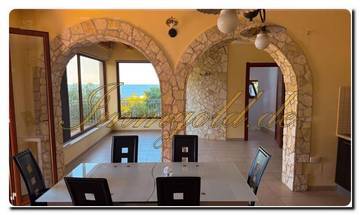Thumbnail von Immogold viel Platz bietende, unverkennbare Villa in exzellenter Lage mit tollem Meerblick und vier Schlafzimmern gelegen an der ionischen Küste zwischen Catania und Syrakru