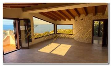 Thumbnail von Immogold viel Platz bietende, unverkennbare Villa in exzellenter Lage mit tollem Meerblick und vier Schlafzimmern gelegen an der ionischen Küste zwischen Catania und Syrakru