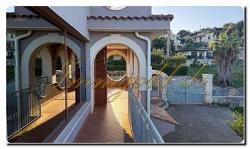 Thumbnail von Immogold viel Platz bietende, unverkennbare Villa in exzellenter Lage mit tollem Meerblick und vier Schlafzimmern gelegen an der ionischen Küste zwischen Catania und Syrakru